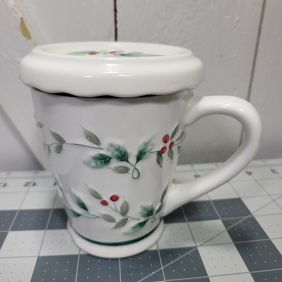Pfaltzgraff Winterberry Embossed Coffee Tea Chocolate 12oz Mug Cover set - Lot 2 - Picture 6 of 13